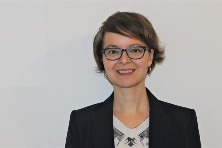 Gillian Miller headshot
